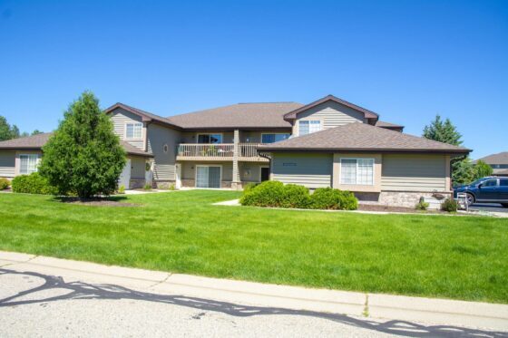 exterior yard of pewaukee apartment